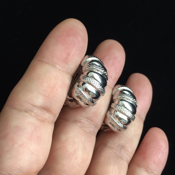 🖤NWOT💕L’Officiel clip earrings - Picture 3 of 12